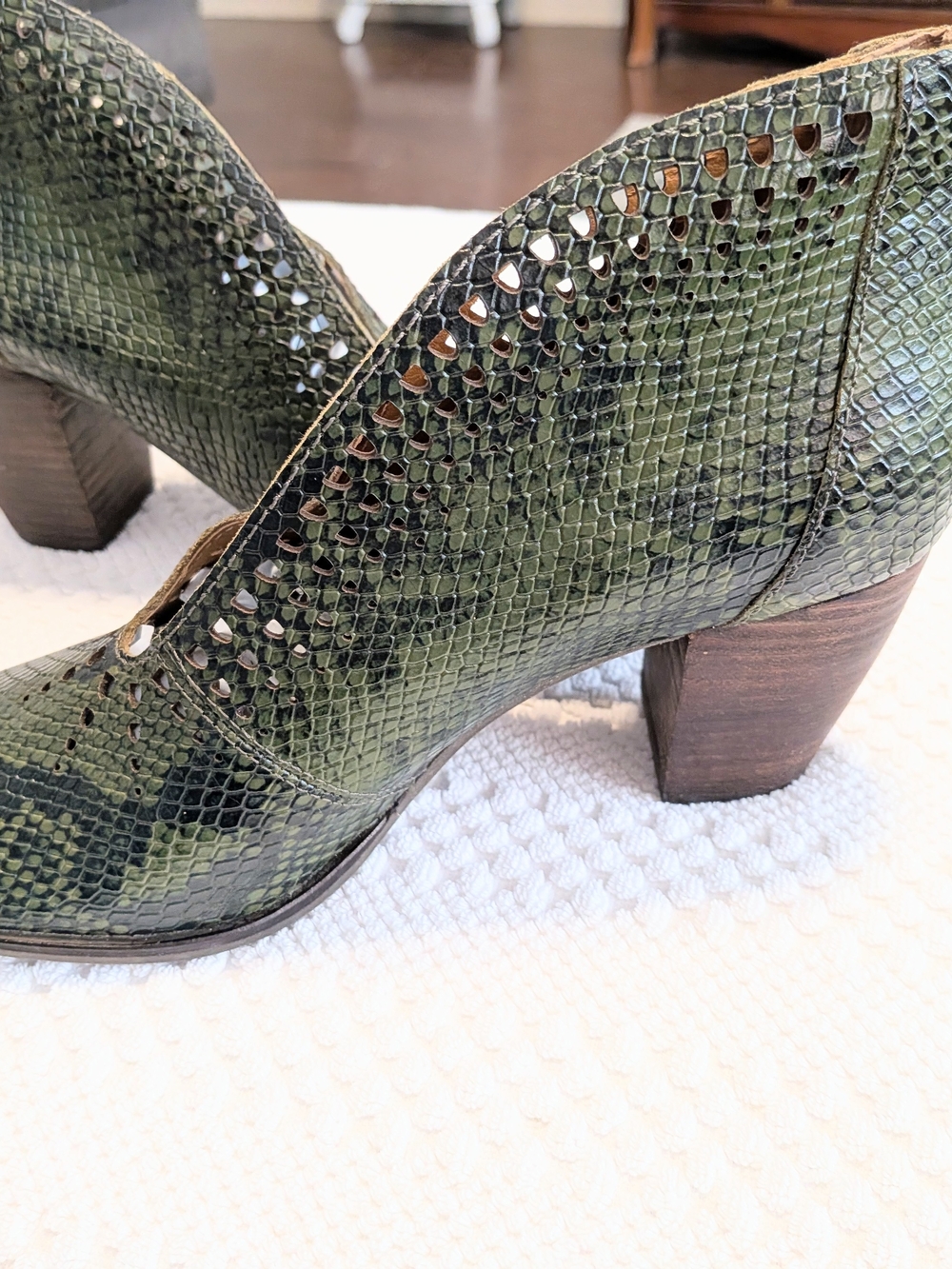 Lucky Brand Joal Green Snakeskin Leather Peep Toe Booties Heels Size 8M